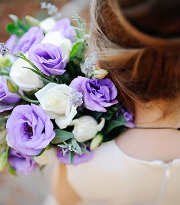 Ein Hochzeitraum im angenehmen Lavendel-Ton